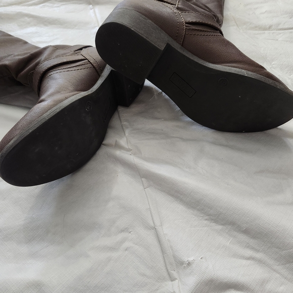 Brown Women's Boots - Picture 5 of 8